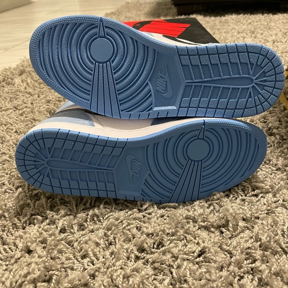 Athletic_Shoes